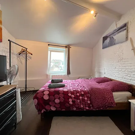 La Petite Place De La Porte De Gand *