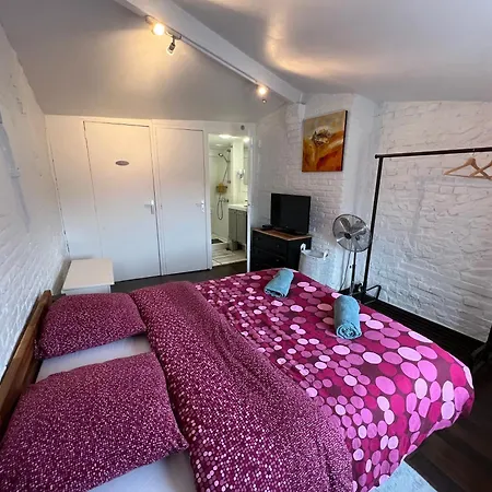 La Petite Place De La Porte De Gand * Lila